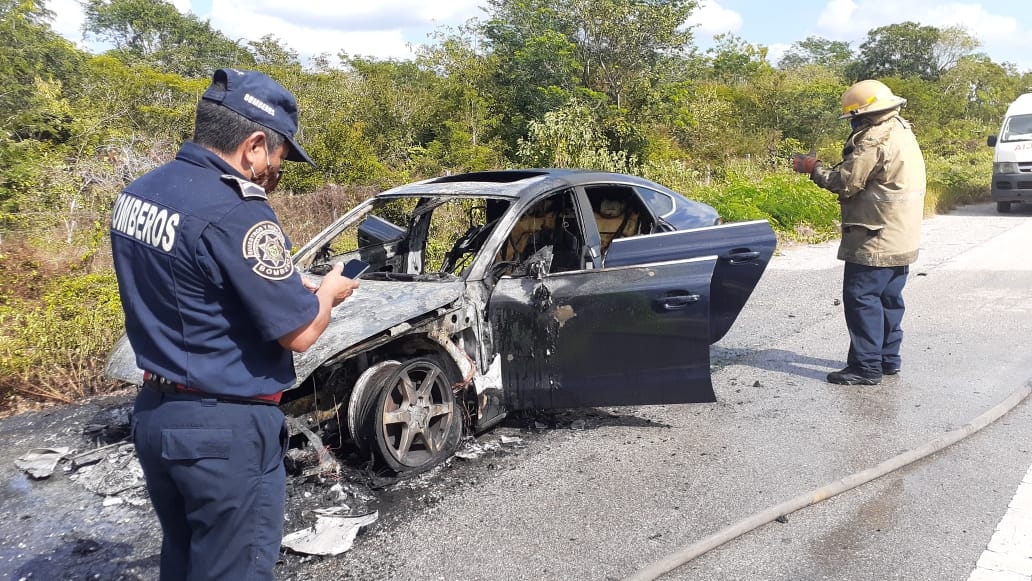 Auto de lujo se quema en la carretera Mérida-Celestún