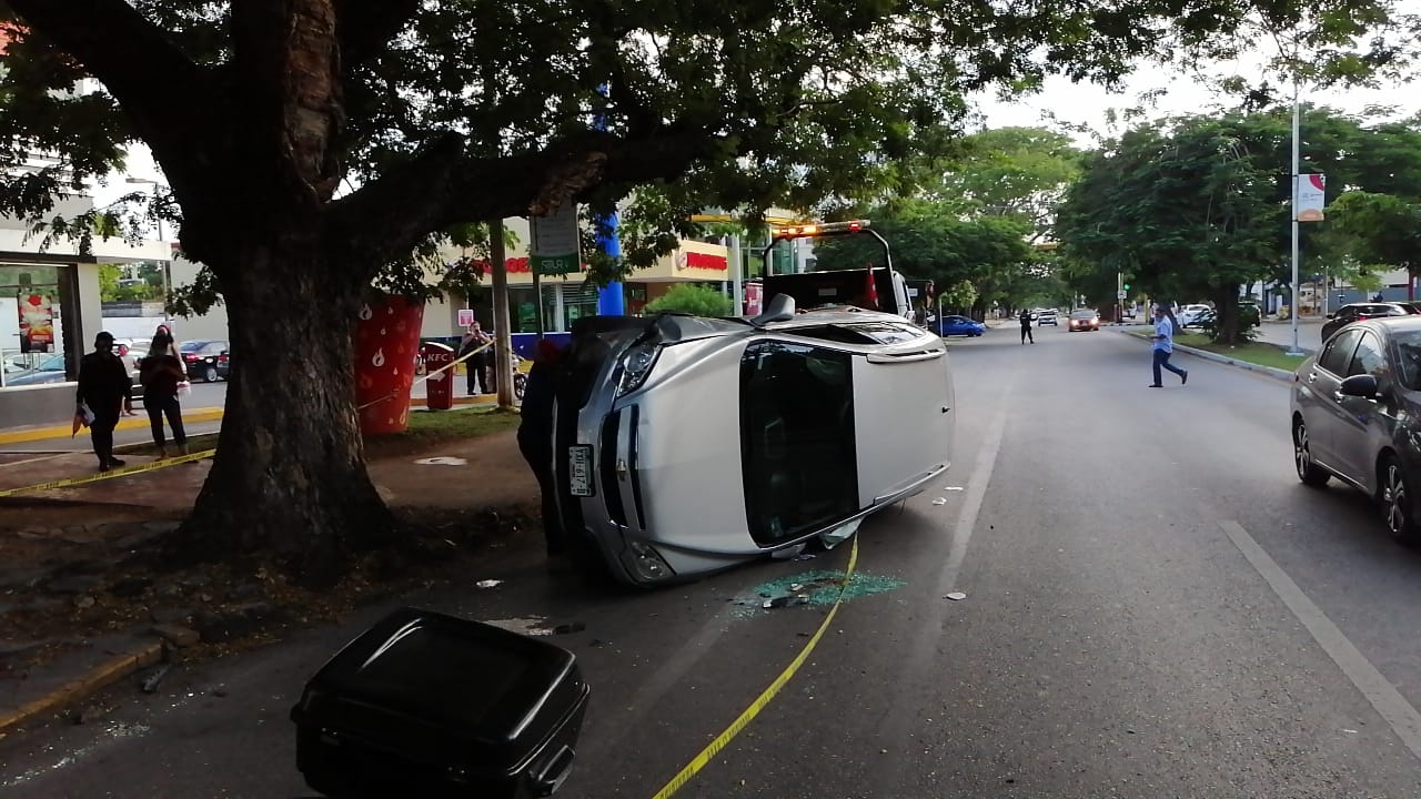 Conductora se estrella contra un árbol y vuelca en Mérida