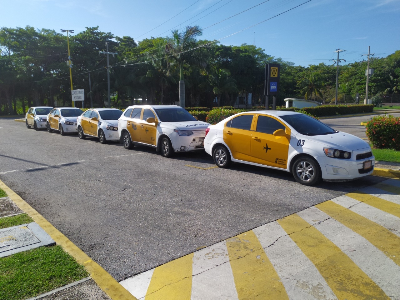 Taxistas sufren por poca afluencia de pasajeros en el Aeropuerto de Ciudad del Carmen