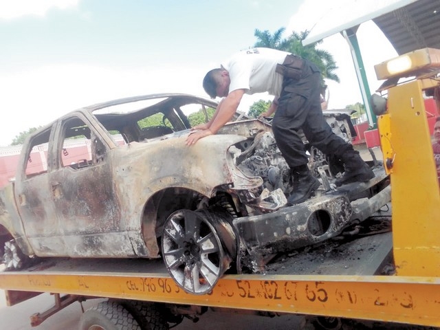 Jóvenes queman camioneta abandonada en Hopelchén, Campeche