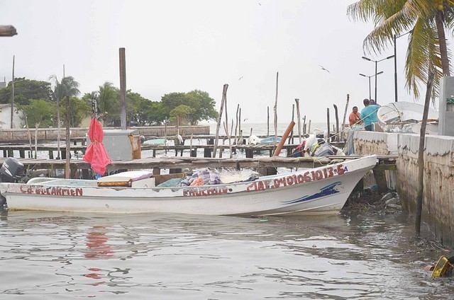 Pescadores de Ciudad del Carmen exigen al Ayuntamiento cumplir con reparaciones de muelles