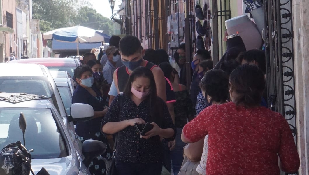 Sin sana distancia, campechanos abarrotan calles y comercios en Campeche