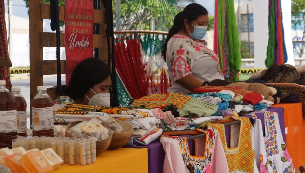 Artesanos con esperanza de mejorar ventas por fiestas decembrinas en Campeche