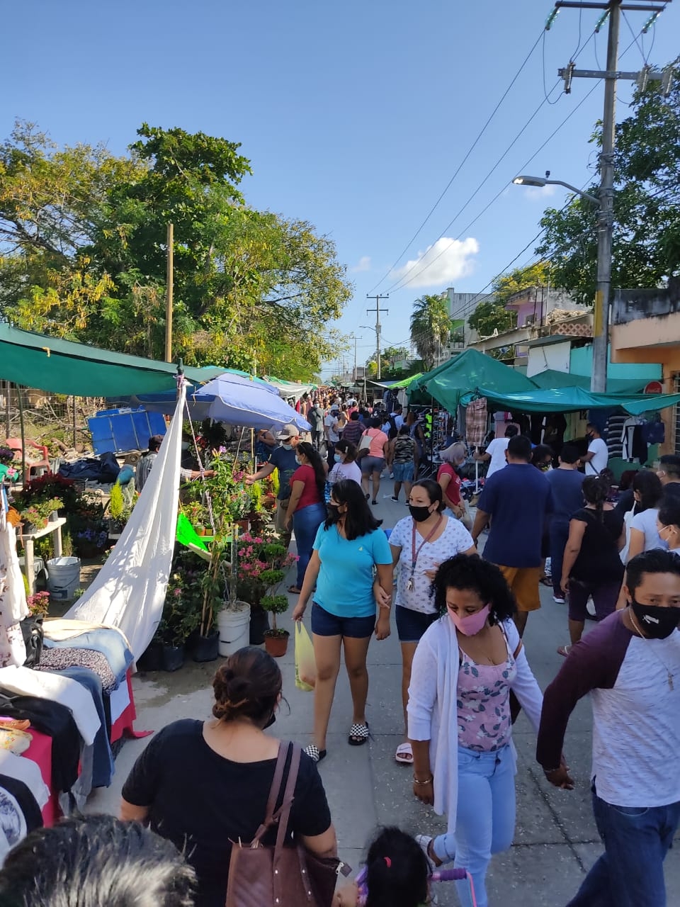 Por la temporada, es común que cancunenses asistan a los tianguis a vender o adquirir productos