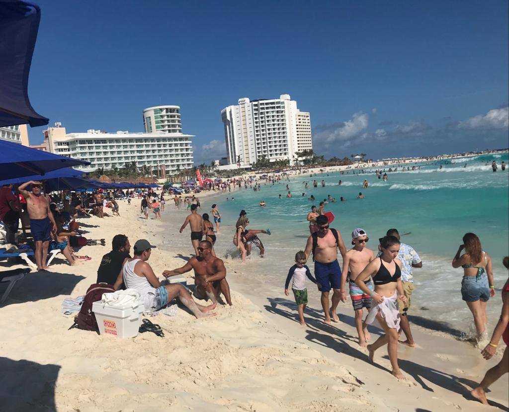 Aglomeración en playas de Cancún podría acelerar incremento de casos COVID-19