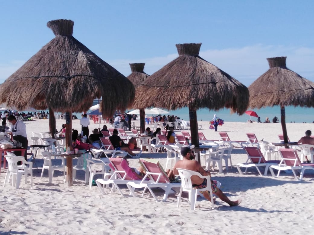 Turistas abarrotan las playas de Progreso en temporadas navideñas