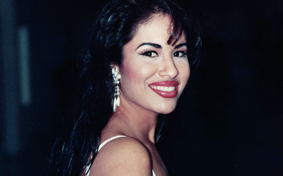 Salen a la luz inéditas fotografías de Selena Quintanilla con extravagante atuendo en Acapulco