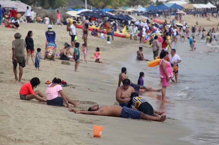 Turistas abarrotan playas de Acapulco en plena pandemia: FOTOS