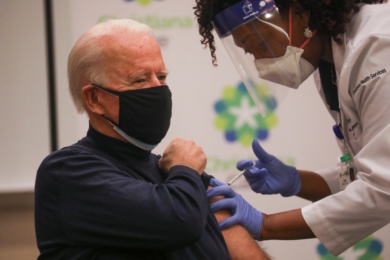 Joe Biden recibe la vacuna contra COVID-19 de Pfizer y BioNTech