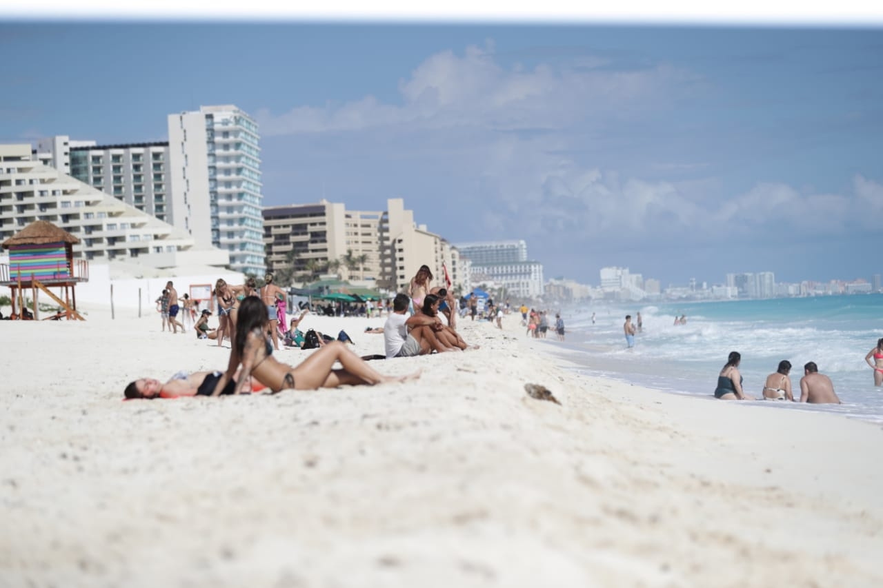 Buena afluencia en playas de Cancún por temporada decembrina