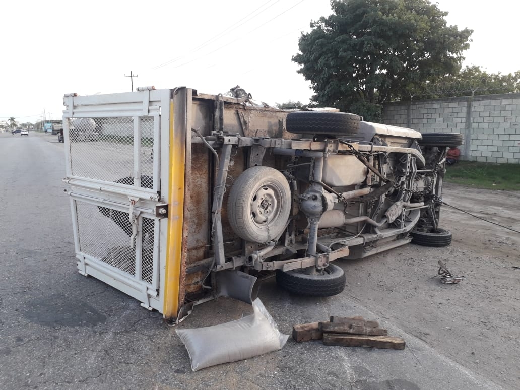 Camioneta se impacta contra un tráiler y se vuelca en Ciudad del Carmen