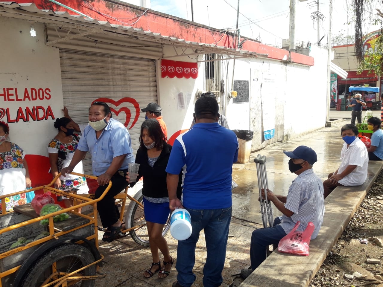 Abarrotan calles de Felipe Carrillo Puerto por compras navideñas