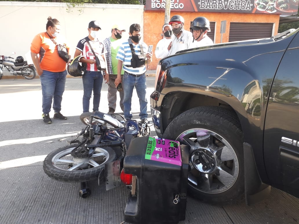 Motociclista se impacta con camioneta en Ciudad del Carmen
