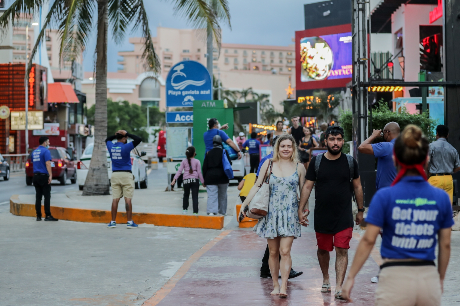 En pleno corazón turístico de la Zona Hotelera, los extranjeros se paseaban sin importarles los rebrotes de Coronavirus
