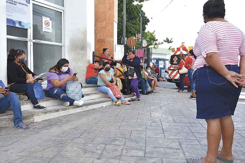Familias esperan a la puerta de hospitales previo a Navidad en Mérida