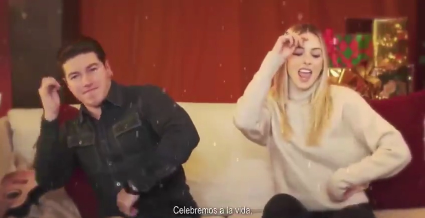 Samuel García y Mariana Rodríguez cantan y bailan tema navideño: VIDEO
