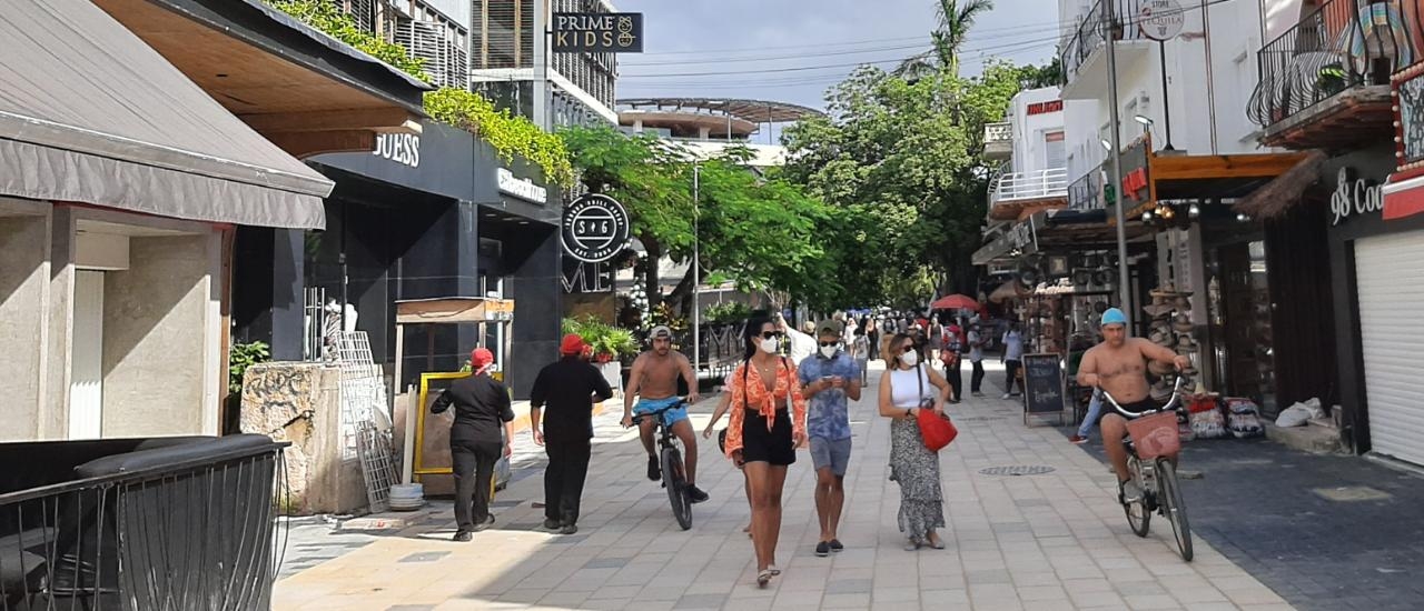 Se reactiva turismo en la Quinta Avenida de Playa del Carmen en Navidad