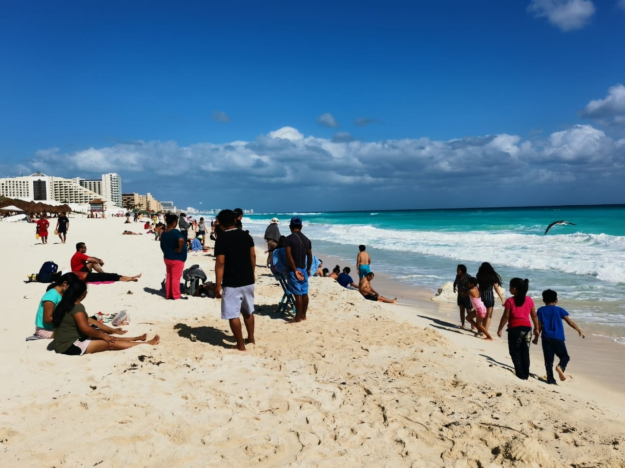 No hay vigilancia de medidas sanitarias por COVID-19 en playas de Cancún