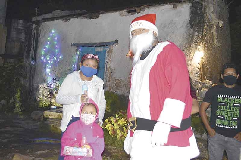 'Santa' lleva sonrisas a familias de Tahmek en Yucatán
