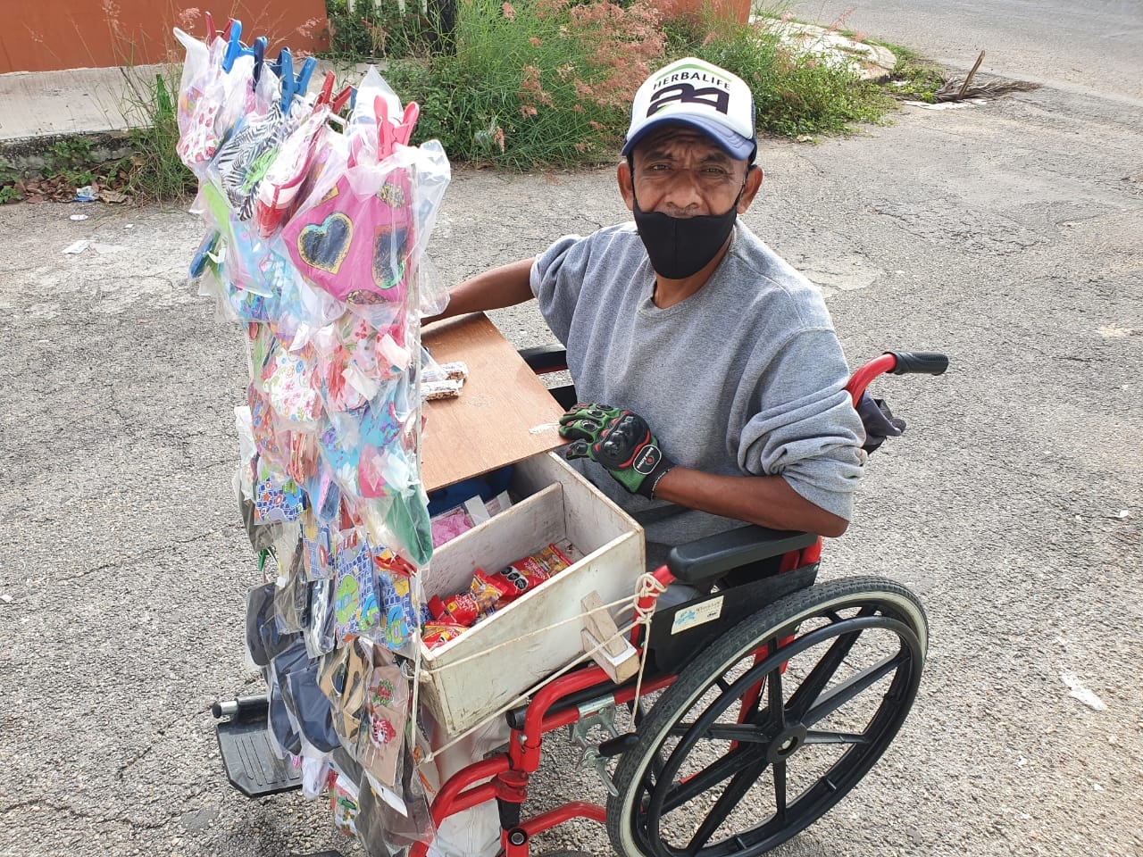 Pese al COVID-19 y en silla de ruedas, don Armando lucha por ganarse la vida en Chetumal
