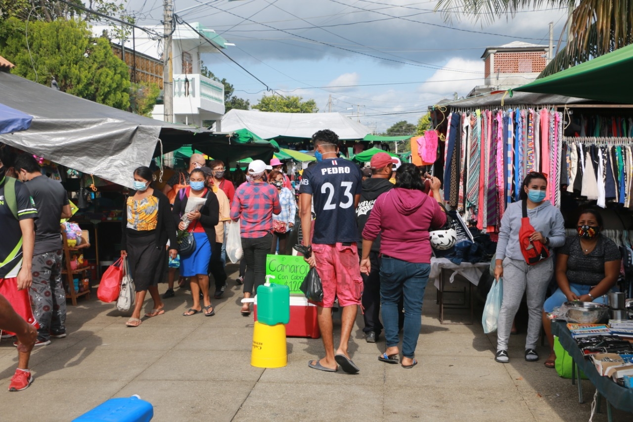 Sin medidas sanitarias, familias abarrotan tianguis de la Región 100 en Cancún