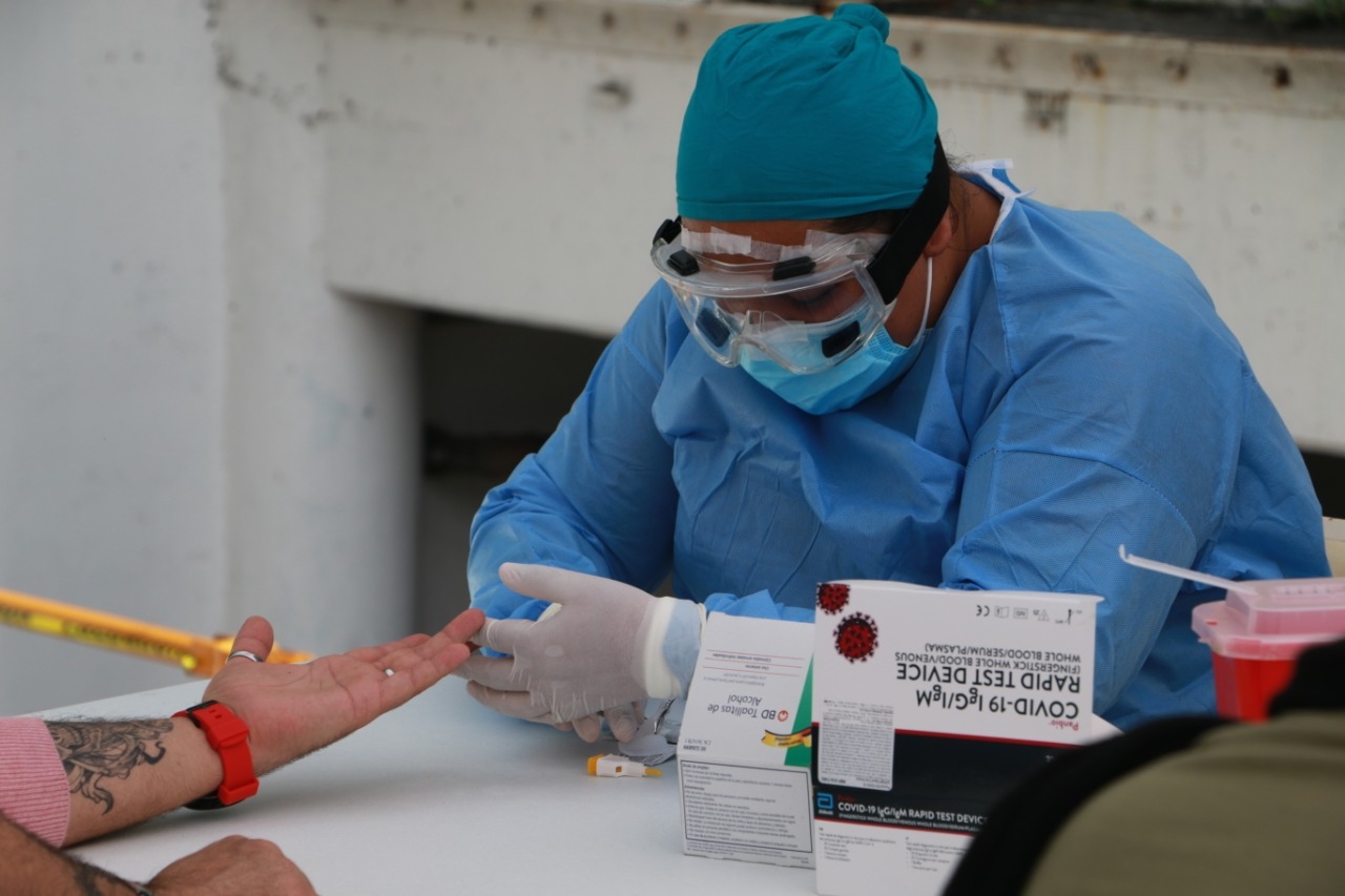 Por segundo día, realizan pruebas rápidas de COVID-19 en Plaza las Américas de Cancún