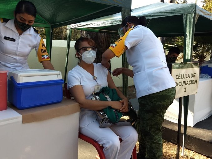 Aplican vacuna contra COVID-19 a personal médico de la 'Operación Chapultepec'
