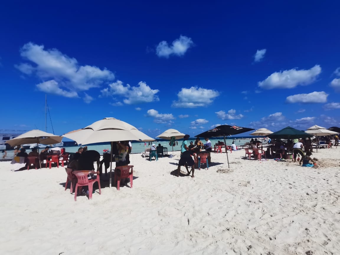 Playa Tortugas en Cancún luce con basura en su acceso principal