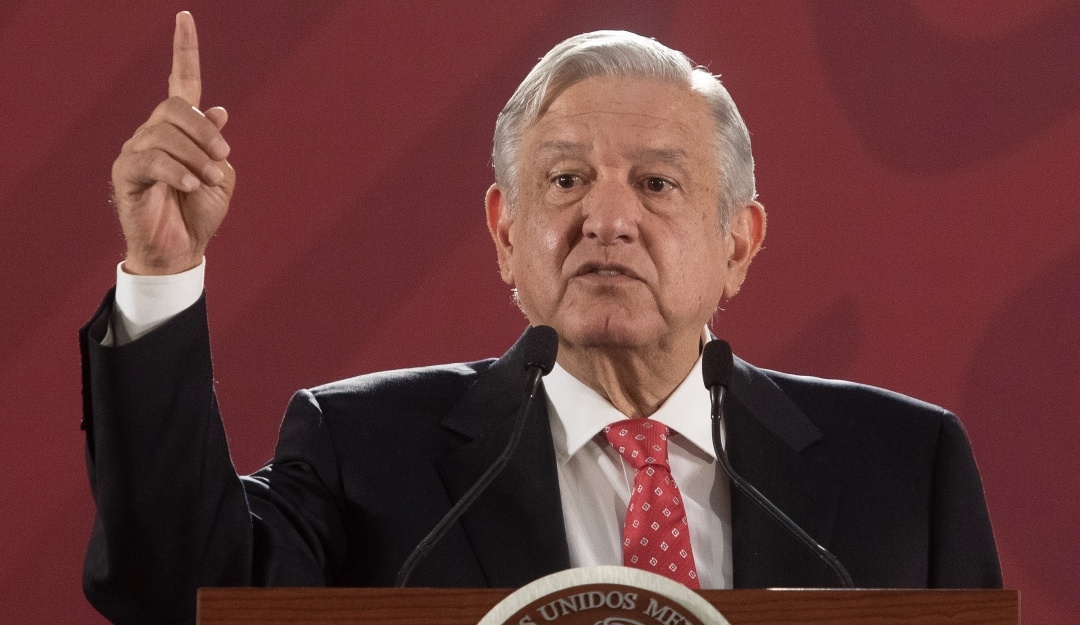 Revela Loret contratos de Pemex con prima de López Obrador