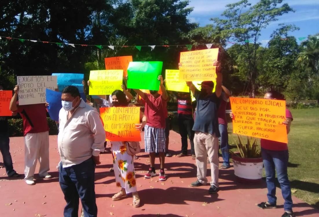 Micro empresarios protestan en Atasta, Campeche, para evitar competencia