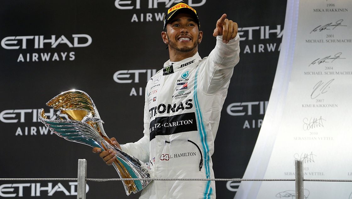 Lewis Hamilton es nombrado 'Caballero Piloto' por la reina Isabel