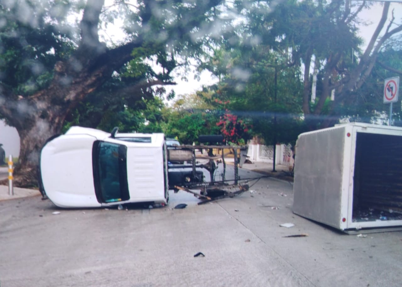 Chofer sale ileso tras volcar su camioneta de carga en el centro de Mérida