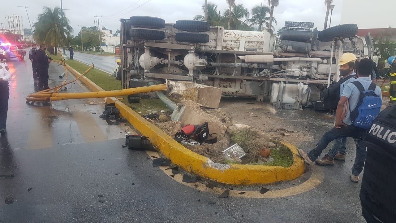 Camión de materiales vuelca y deja siete lesionados en Cancún 