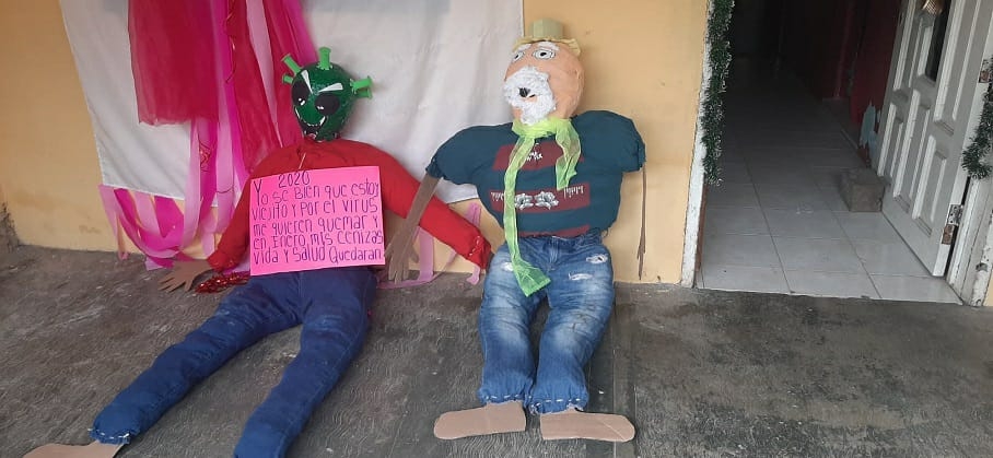 Habitantes de Lázaro Cárdenas se preparan para quemar los muñecos de Año Viejo