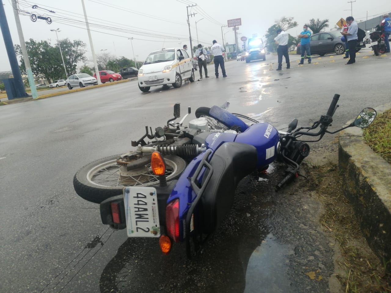 Motociclista resulta herido tras ser chocado por un taxista en Chetumal