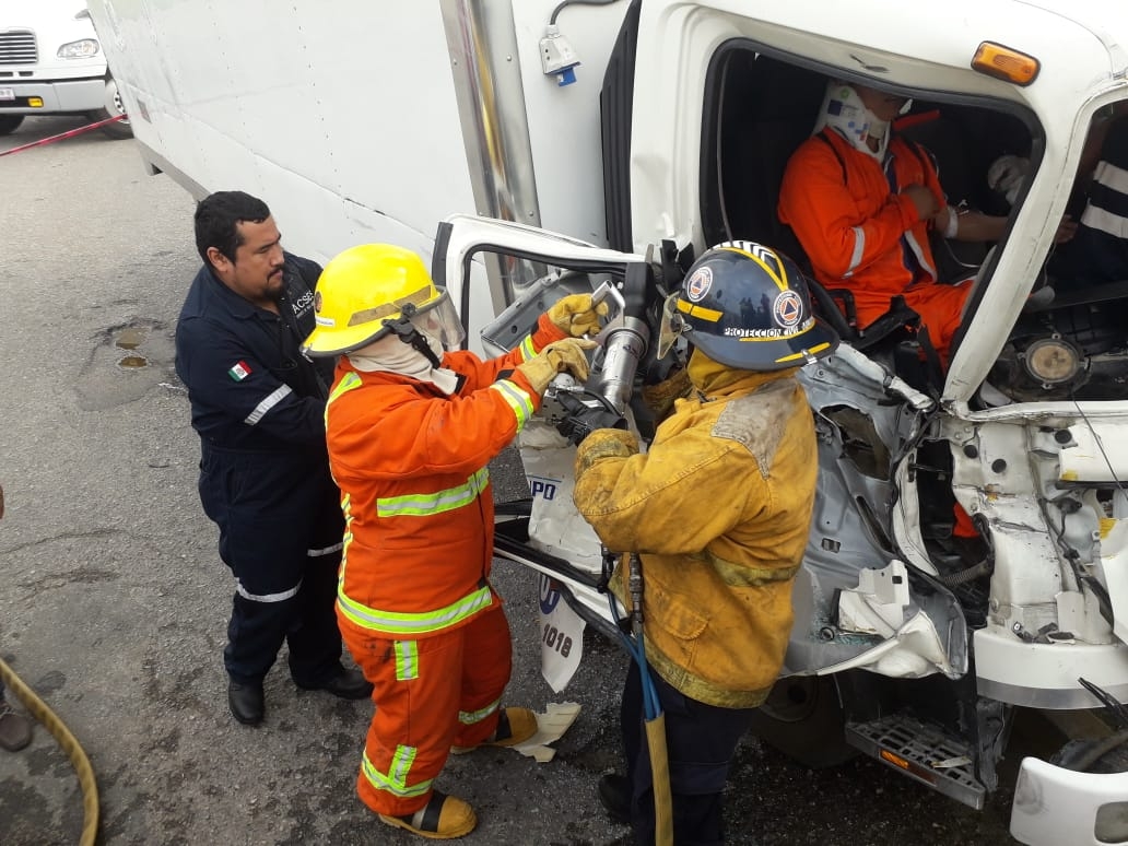 Conductor queda prensado tras accidente en Ciudad del Carmen (Fotos)