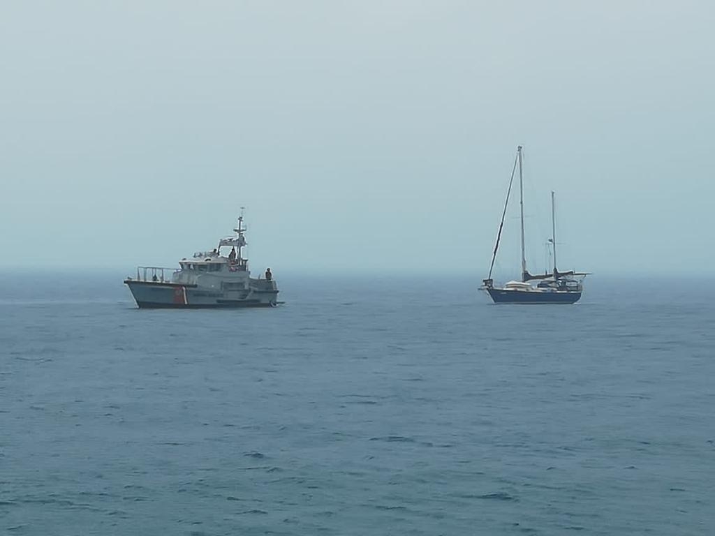 Rescatan a tripulantes de una embarcación varada en Isla Mujeres