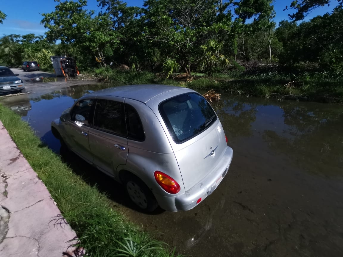 Entre baches y calles inundadas, así viven vecinos en Cancún