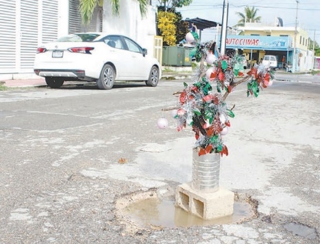 Aparecen baches navideños en la colonia Proterritorio en Chetumal