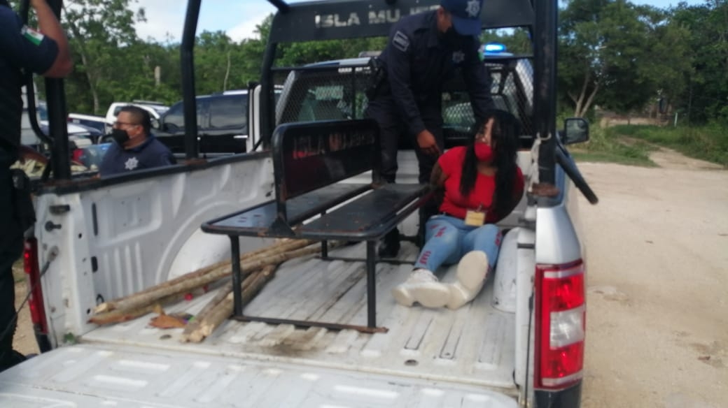 Mujer es detenida durante manifestación en el hotel Planet Hollywood en Isla Mujeres