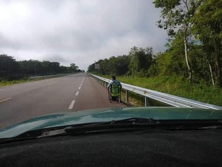 Hombre viajaba en su silla de ruedas hacia Chetumal por una cita médica