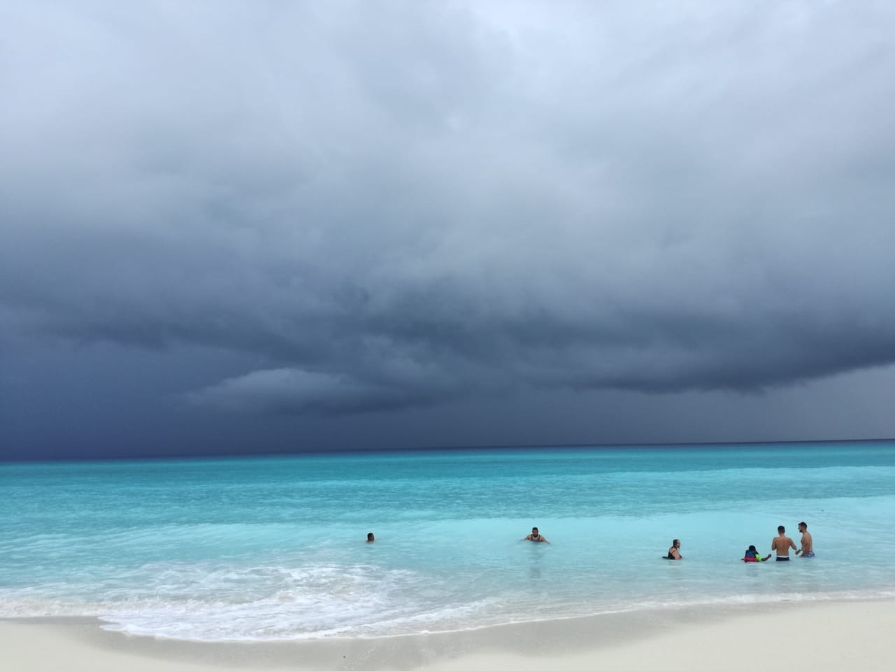 Lluvia amenaza a bañistas que visitan las playas de Quintana Roo