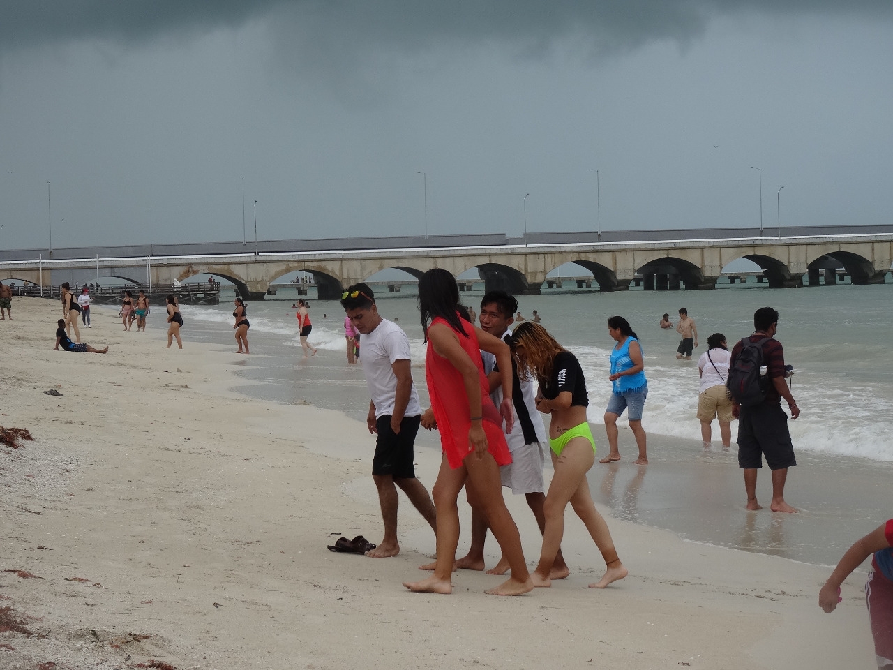 Frente Frío número 18 ahuyenta a bañistas de las playas de Progreso, Yucatán