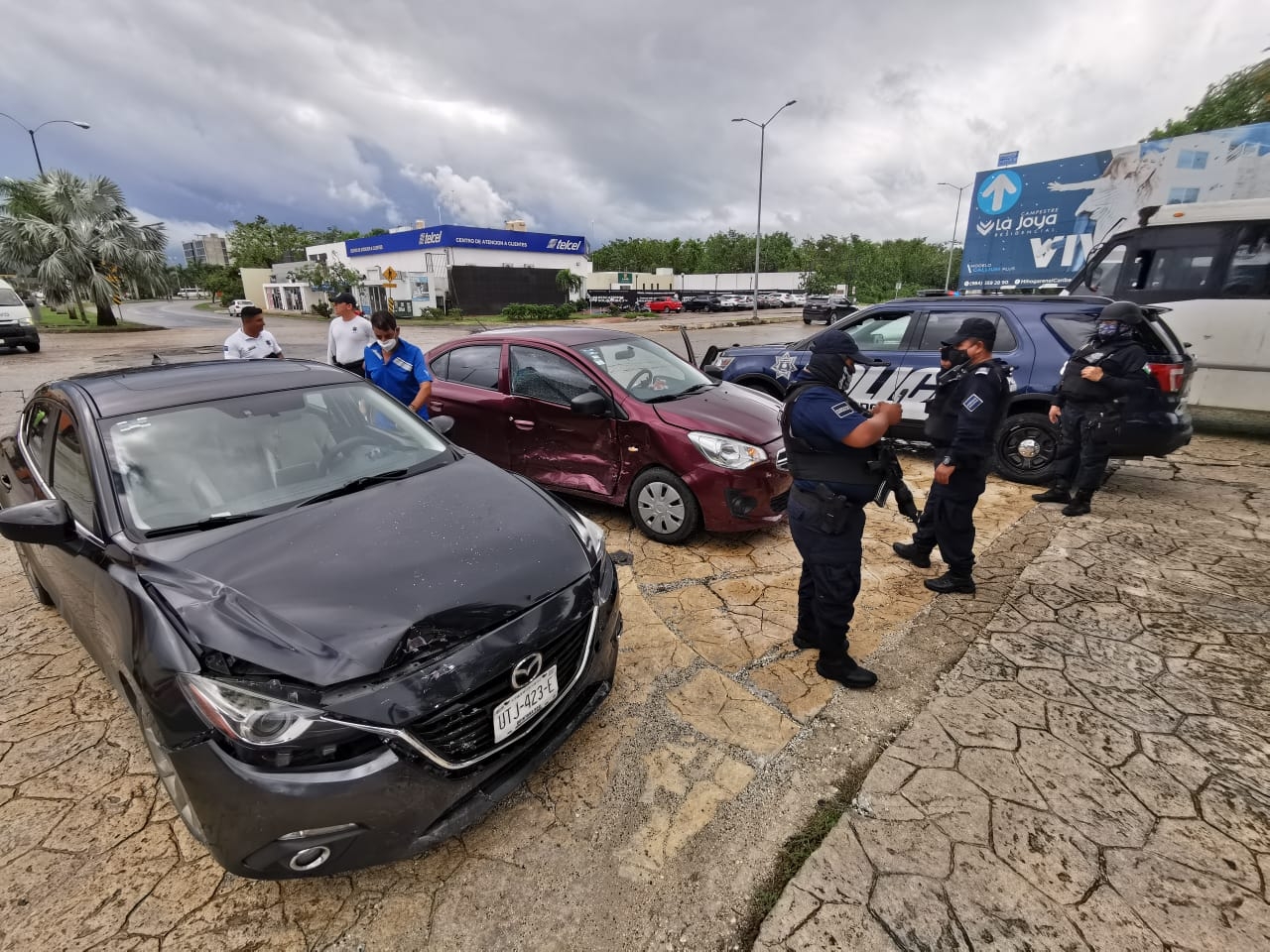 Automovilista no respeta su alto y provoca accidente en Playa del Carmen