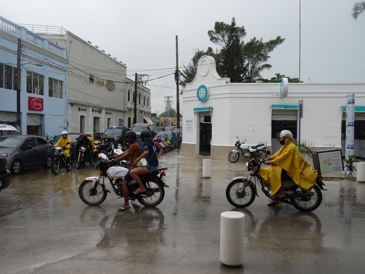 Intensas lluvias colapsan el tránsito en Progreso; taxis dejan de brindar servicio