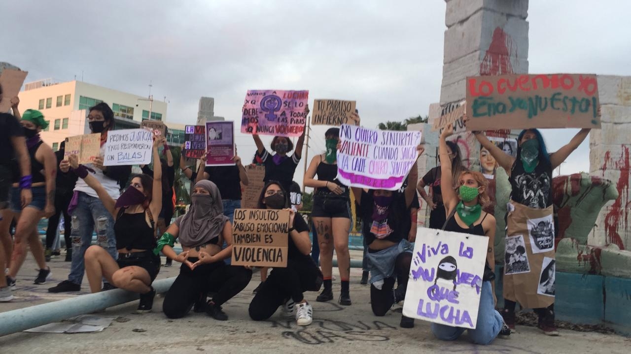 Feministas realizan un performance a las afueras del Congreso de Quintana Roo