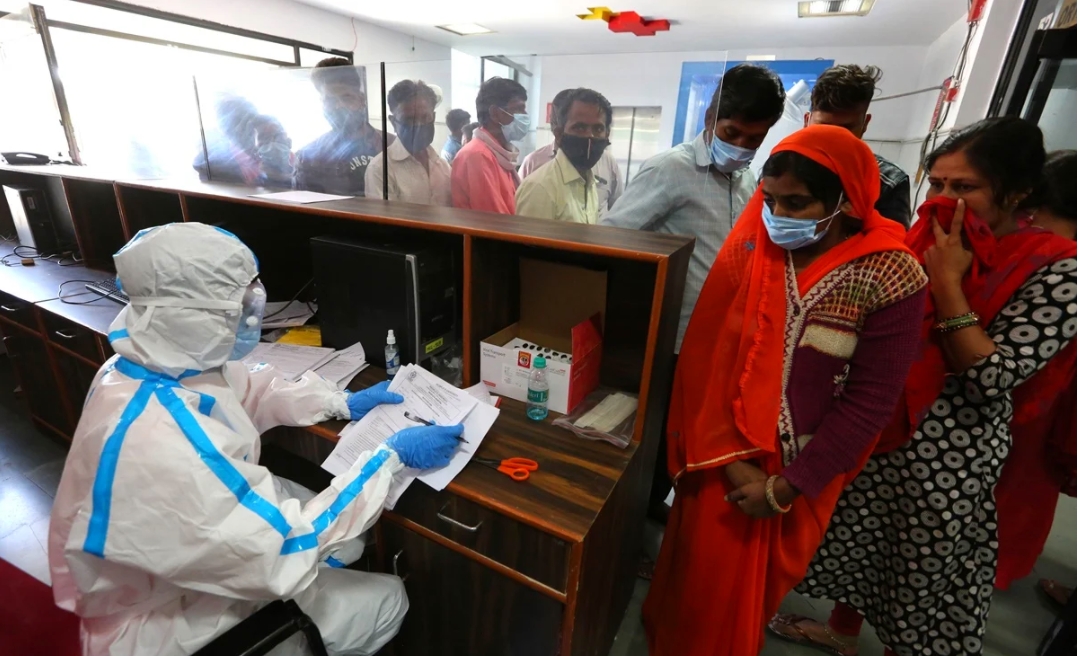 Hallan nueva enfermedad en la India, van 300 hospitalizados y 1 muerto