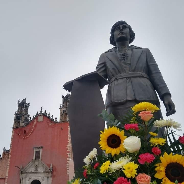 Develan monumento de Elvia Carrillo Puerto en Motul