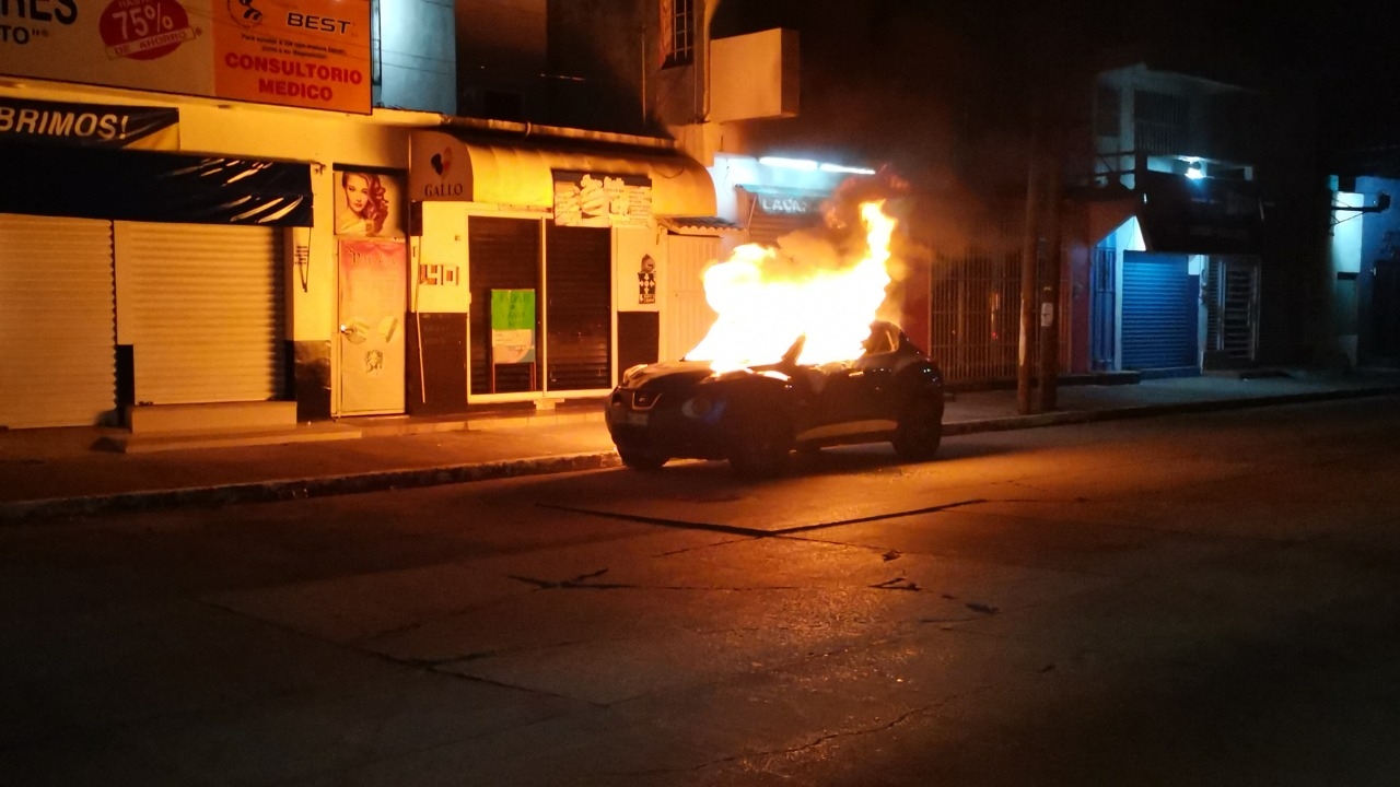 Incendian auto de lujo en la colonia Francisco I. Madero en Ciudad del Carmen