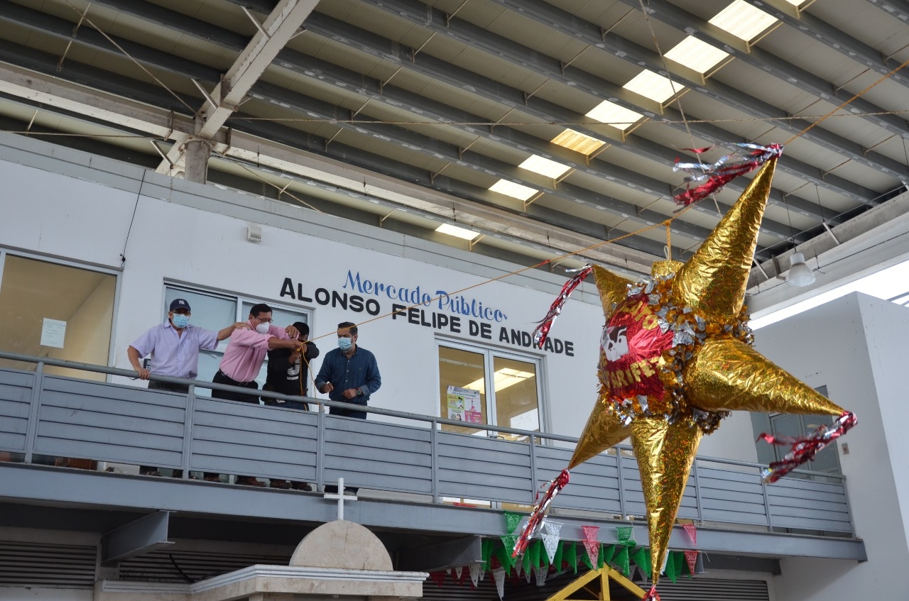Carniceros cuelgan piñata en mercado de Ciudad del Carmen